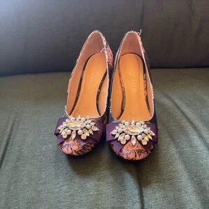 Like new Kelly and Katie holiday look heels